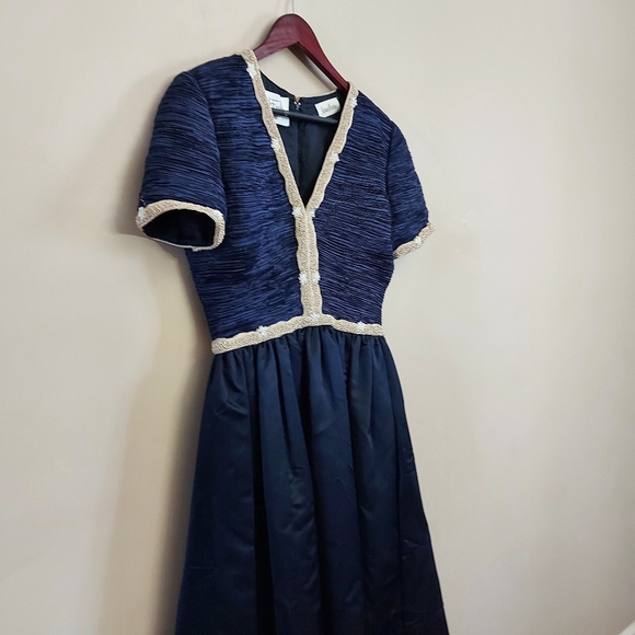 Mary McFadden Navy Gown with short sleeves and beaded trim - Picture 2 of 9